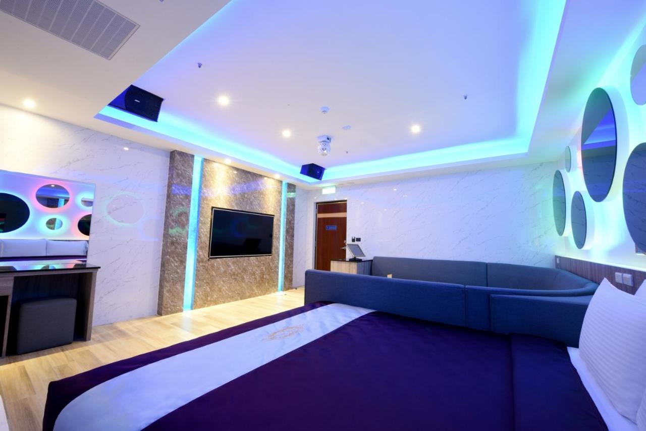 W3 Motel Luzhu Екстер'єр фото