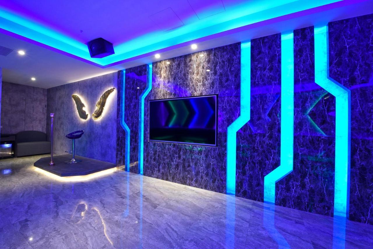 W3 Motel Luzhu Екстер'єр фото